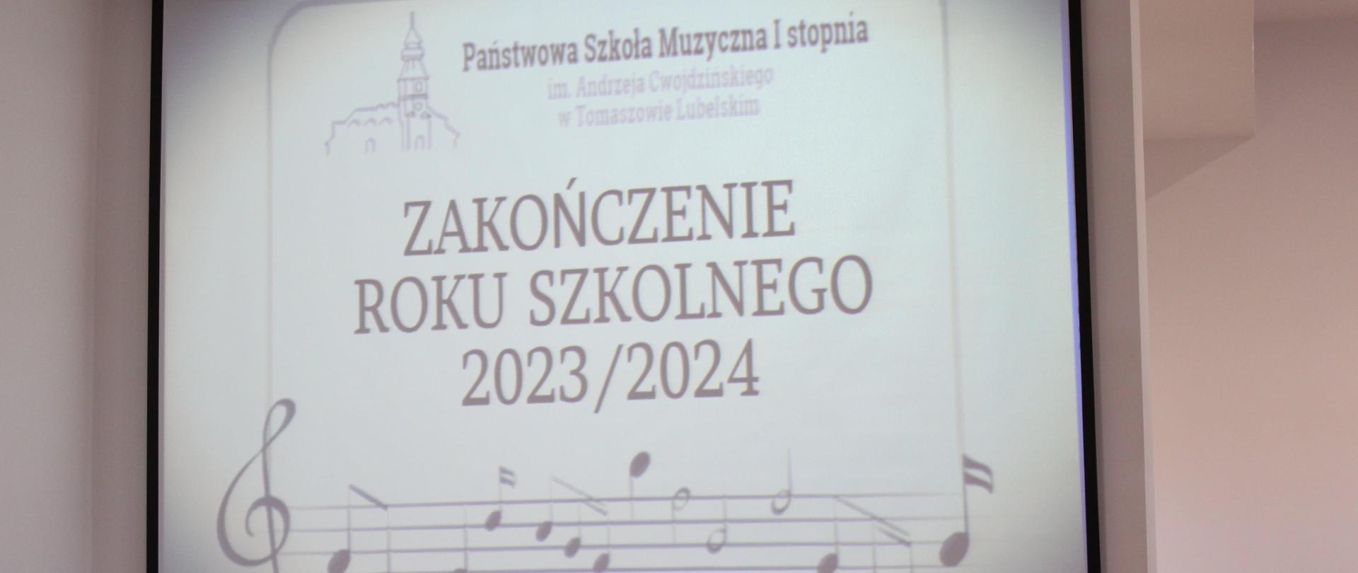 na zdjęciu projektor z wyświetlanym plakatem na zakończenie roku szkolnego