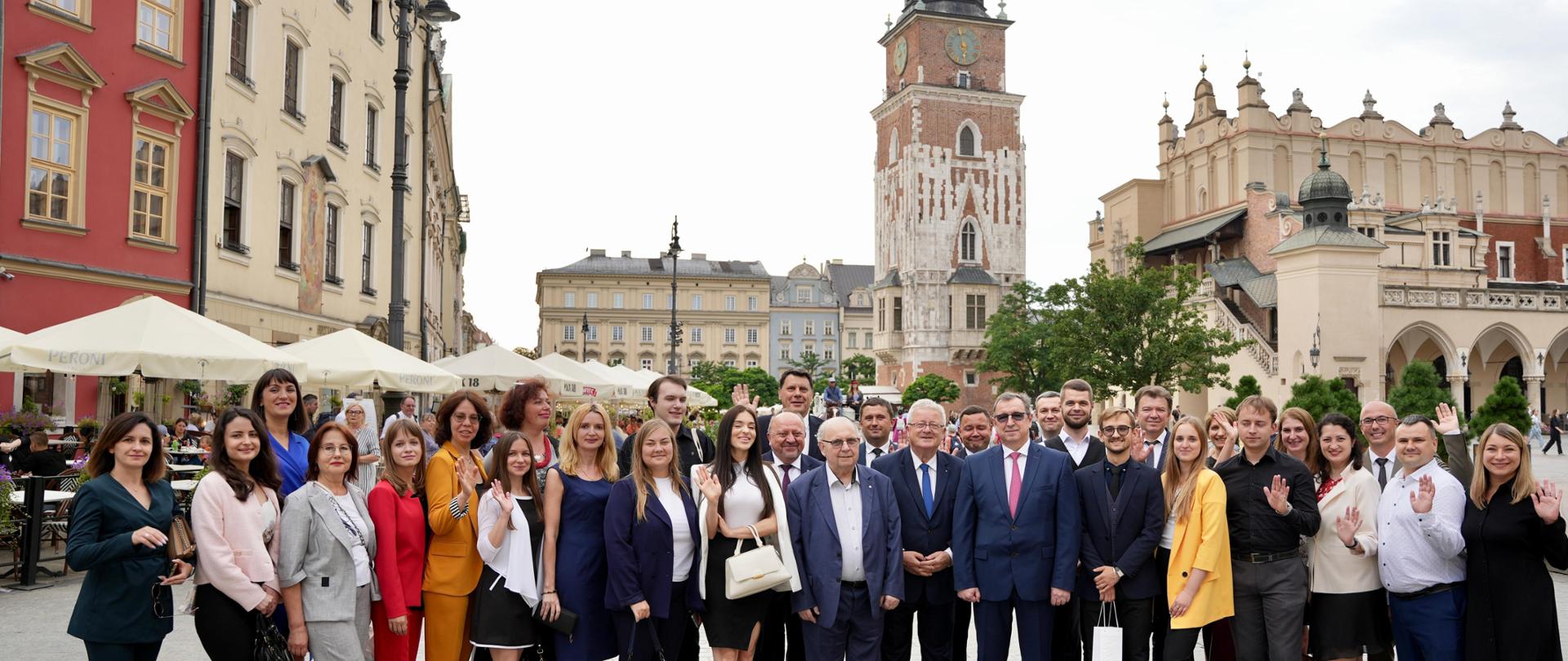 Joint photo of Minister Czesław Siekierski with the participants in the Summer School