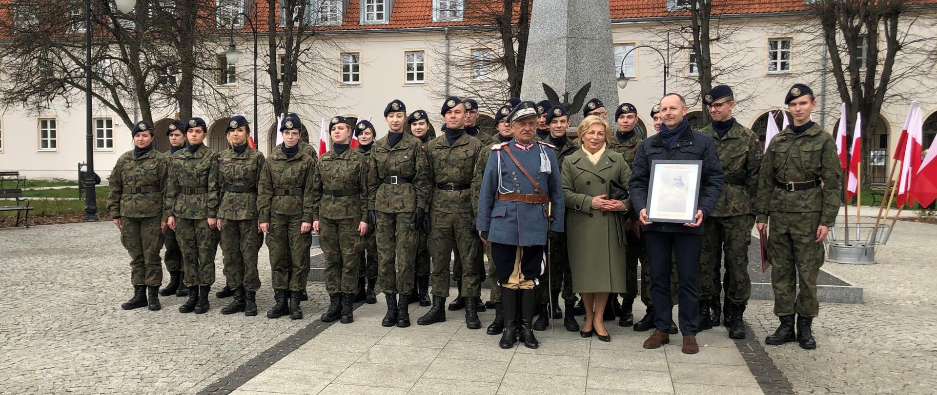 Na zdjęciu widać kobiety i mężczyzn