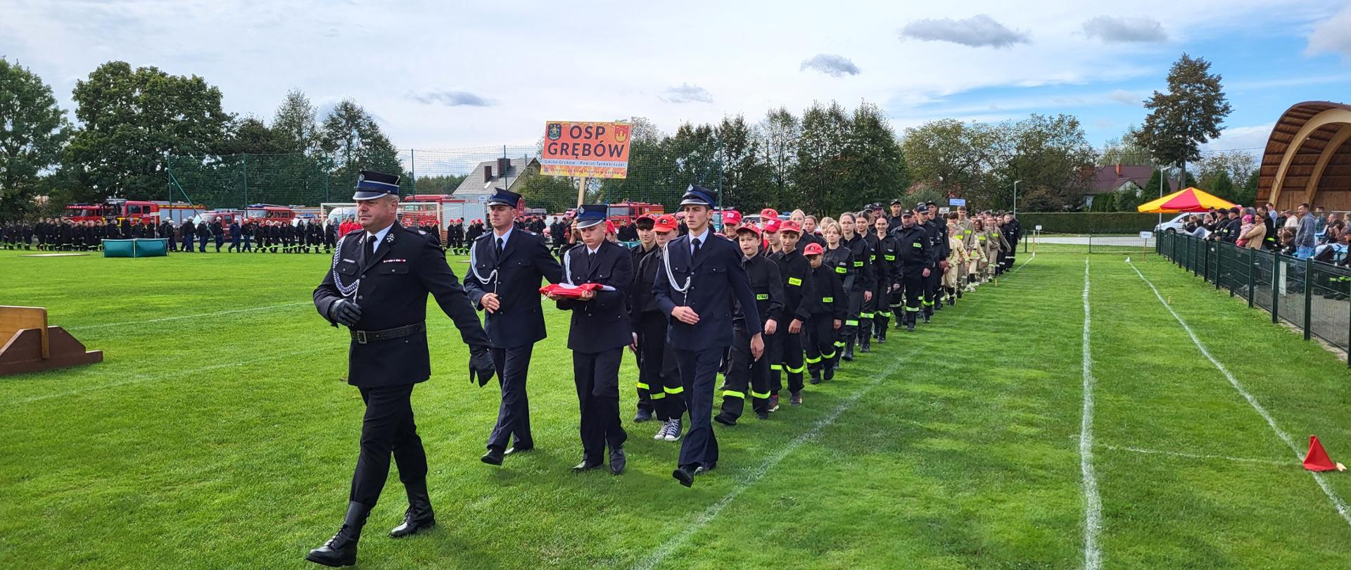 Drużyny maszerują na stadionie 