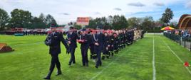 Drużyny maszerują na stadionie 