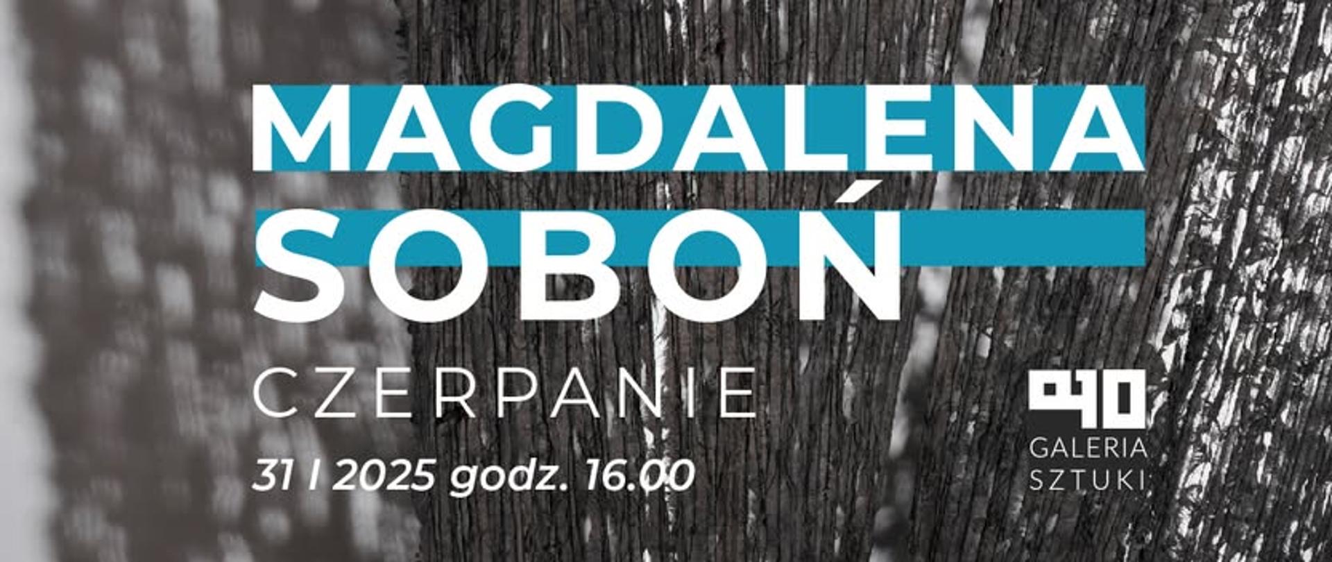 Plakat informacyjno-reklamowy dotyczący wystawy Magdaleny Soboń w Galerii Sztuki A10. Na środku zdjęcia napisy: "Magdalena Soboń CZERPANIE – 31.01.2025, godz. 16.00" oraz logo z napisem: "Galeria Sztuki" i zdeformowane cyfry 10. Zdjęcie jest czarno-białe. Na zdjęciu coś, co przypomina wysuszone łodygi roślin.