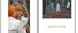 Dwa zdjęcia przedstawiające kobietę przeglądającą się w lustrze w lesie i ubrania zawieszone na sznurze w lesie
