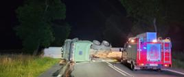 Wypadek samochodu ciężarowego przewożącego elementy konstrukcyjne mostu