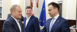 premier Donald Tusk, szef KPRM Jan Grabiec i minister finansów Andrzej Domański na posiedzeniu Rady Ministrów