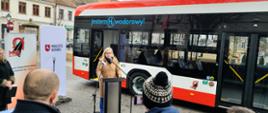 Ministra klimatu i środowiska Paulina Hennig-Kloska podczas konferencji prasowej na tle autobusu wodorowego