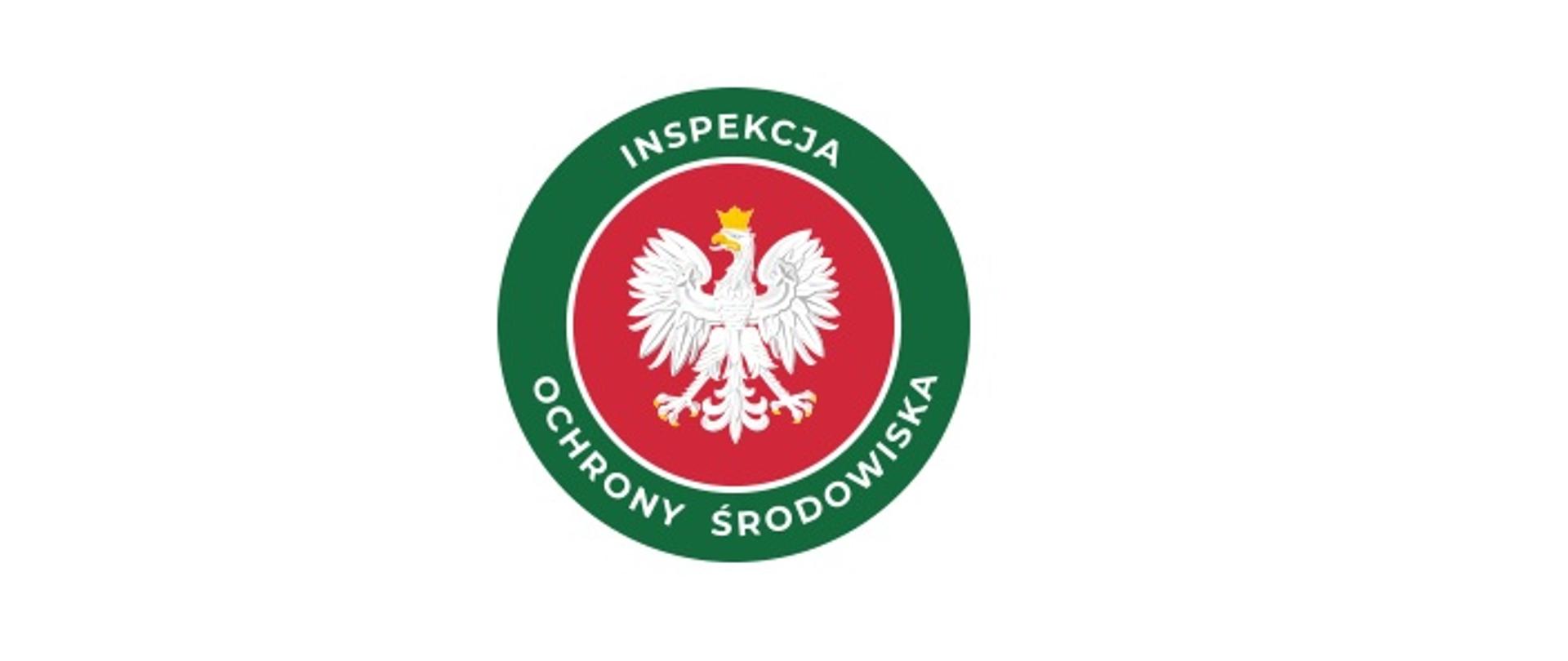 Okrągłe logo Inspekcji Ochrony Środowiska. W środku godło Polski: orzeł w koronie na czerwonym tle. Naokoło zielony okręg z napisem „Inspekcja Ochrony Środowiska”.