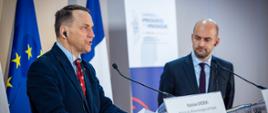 Minister Radosław Sikorski wziął udział w Naradzie Ambasadorów Republiki Francuskiej. Na zdjęciu szef polskiej dyplomacji podczas przemówienia, obok stoi minister spraw zagranicznych Francji.