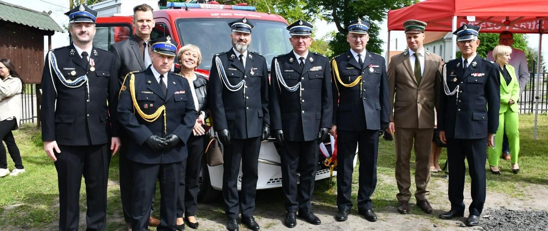 Na zdjęciu grupa strażaków PSP i OSP w mundurach galowych.
