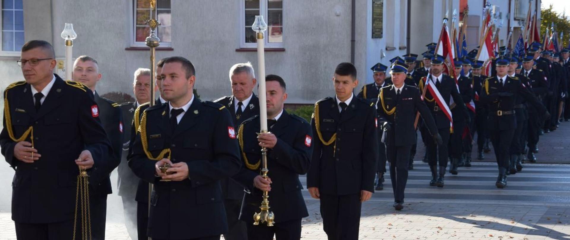 Przemarsz strażaków pod obraz MB Ostrobramskiej