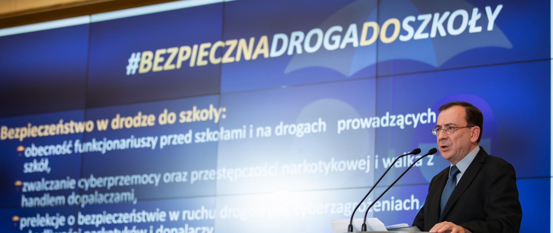 Minister Spraw Wewnętrznych i Administracji Mariusz Kamiński podczas konferencji.