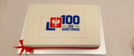 Biały, prostokątny tort z logo 100-lecia służby cywilnej
