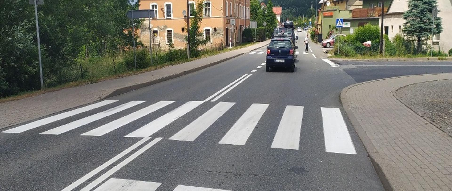 Na zdjęciu widać przejście dla pieszych w Żelaźnie w ciągu DK33