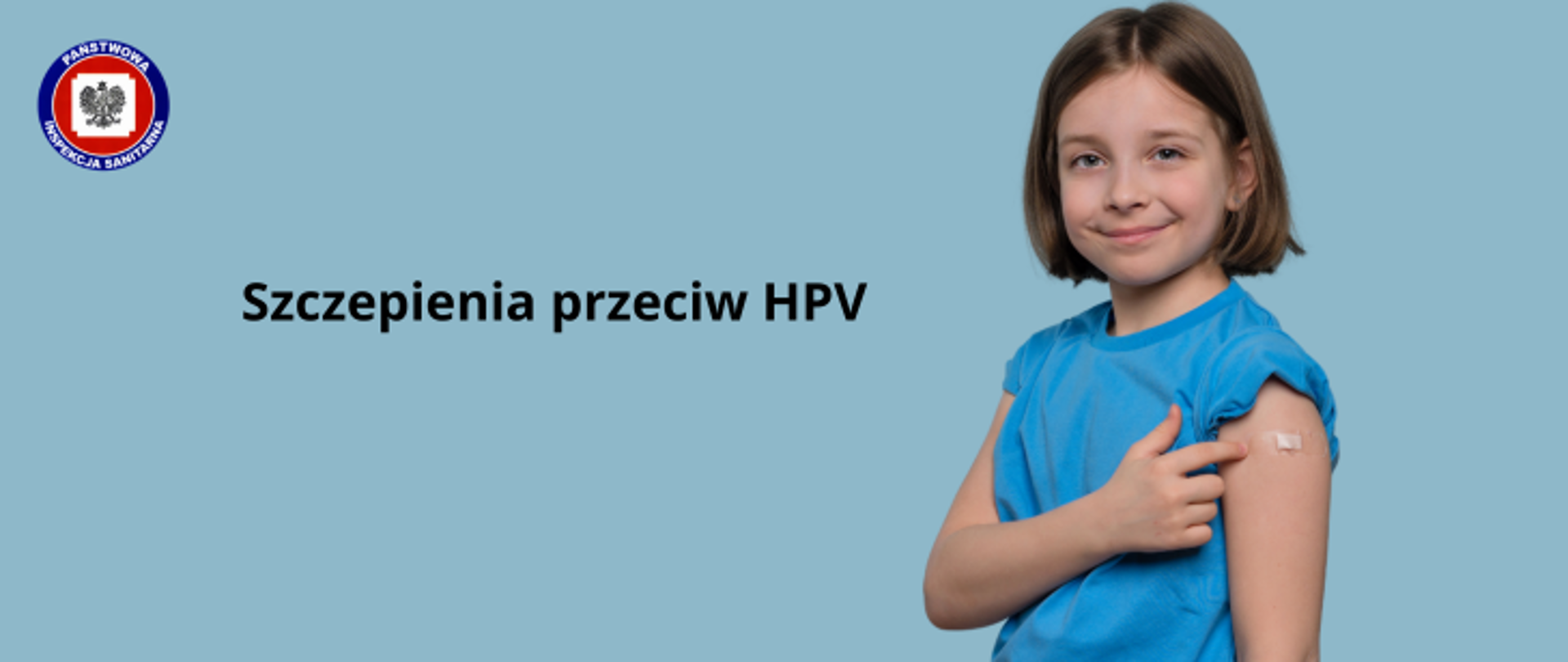 Na niebieskim tle uśmiechnięta dziewczynka w ciemnych włosach w niebieskiej koszulce pokazująca palcem na ramię. Na ramieniu przyklejony plaster po wykonanym szczepieniu. Na środku napis Szczepienia przeciw HPV. w lewy górnym rogu logo Państwowej Inspekcji Sanitarnej.