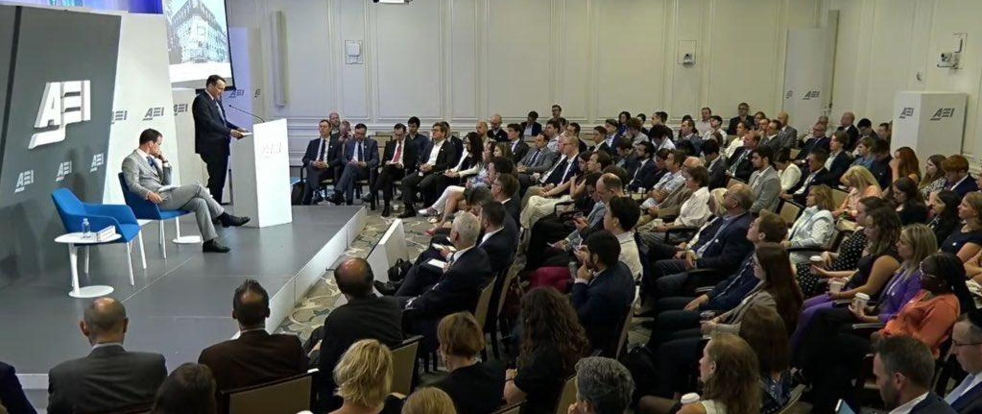 Minister Sikorski przemawia na sali podczas panelu Europe’s Security After the Washington Summit