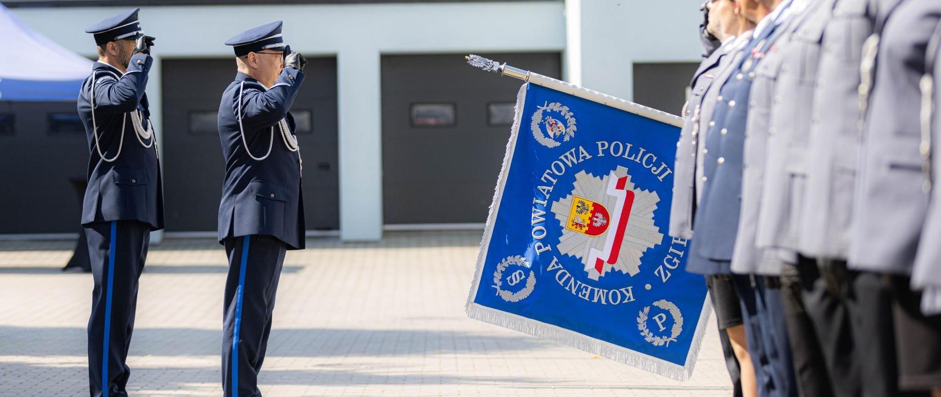 Oficerowie policyjni w trakcie salutowania 