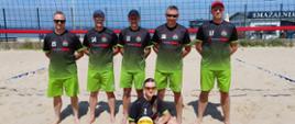 Zawodnicy z KP PSP Kwidzyn biorący udział w turnieju siatkówki plażowej w Pucku (stoją na boisku)