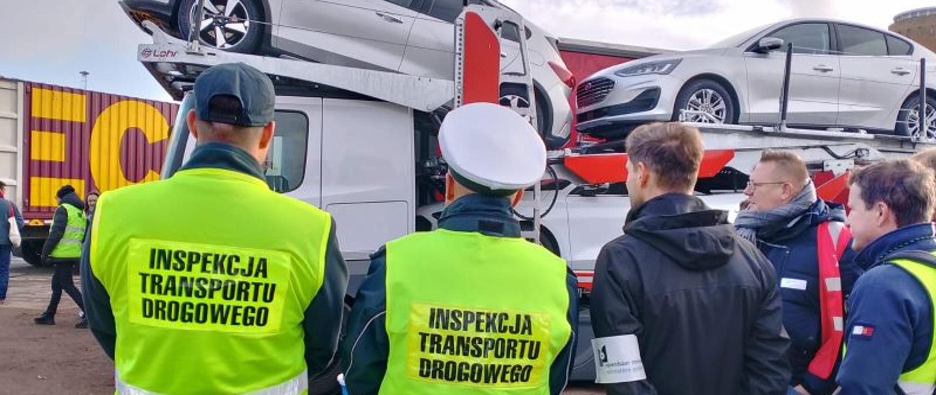 Inspektorzy Transportu Drogowego podczas działań kontrolnych