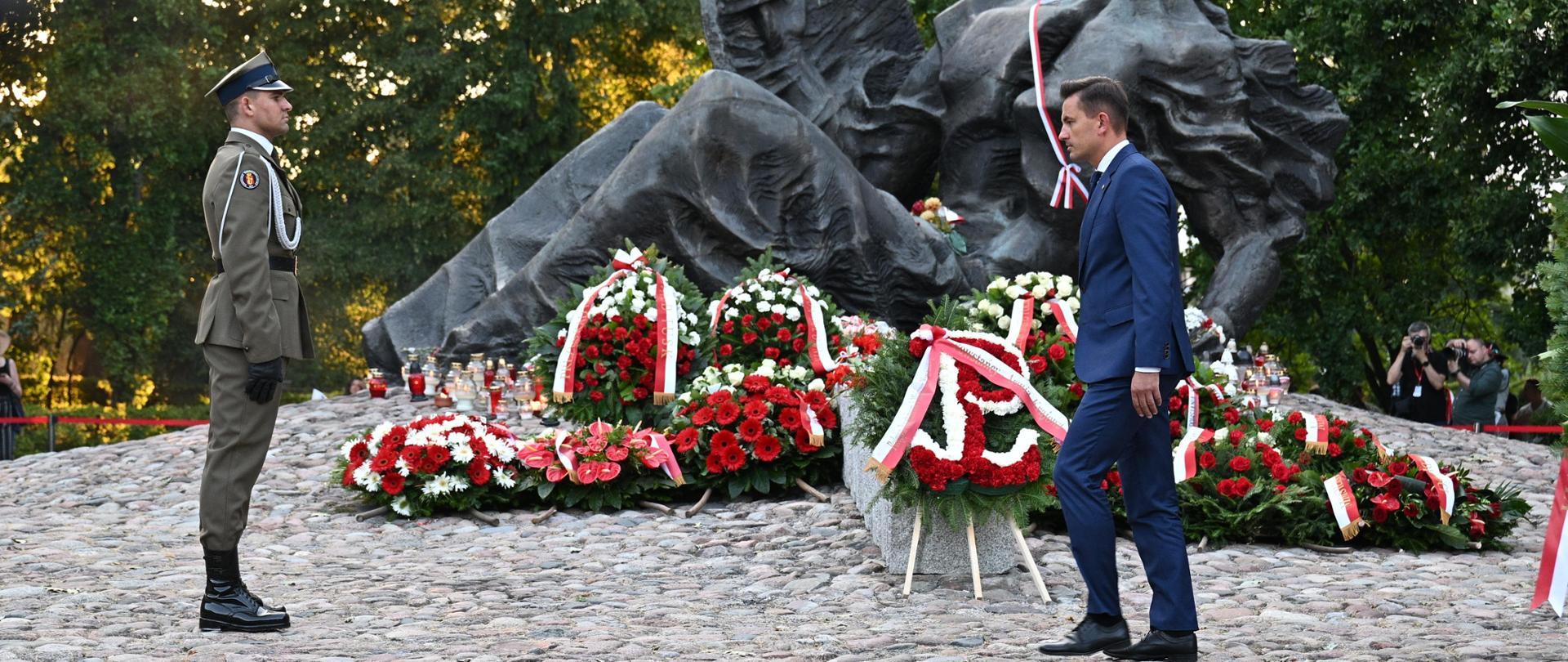 Wiceminister Sprawiedliwości Arkadiusz Myrcha złożył kwiaty pod Pomnikiem Polegli-Niepokonani