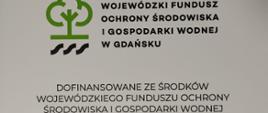 Na zdjęciu tablica informująca o dofinansowaniu samochodu SLOp z WFOŚiGW w Gdańsku