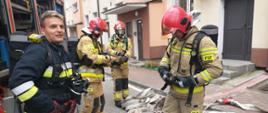 7. Ćwiczenia kazimierskich strażaków na budynkach wielorodzinnych – ratownicy w trakcie zwijania sprzętu.