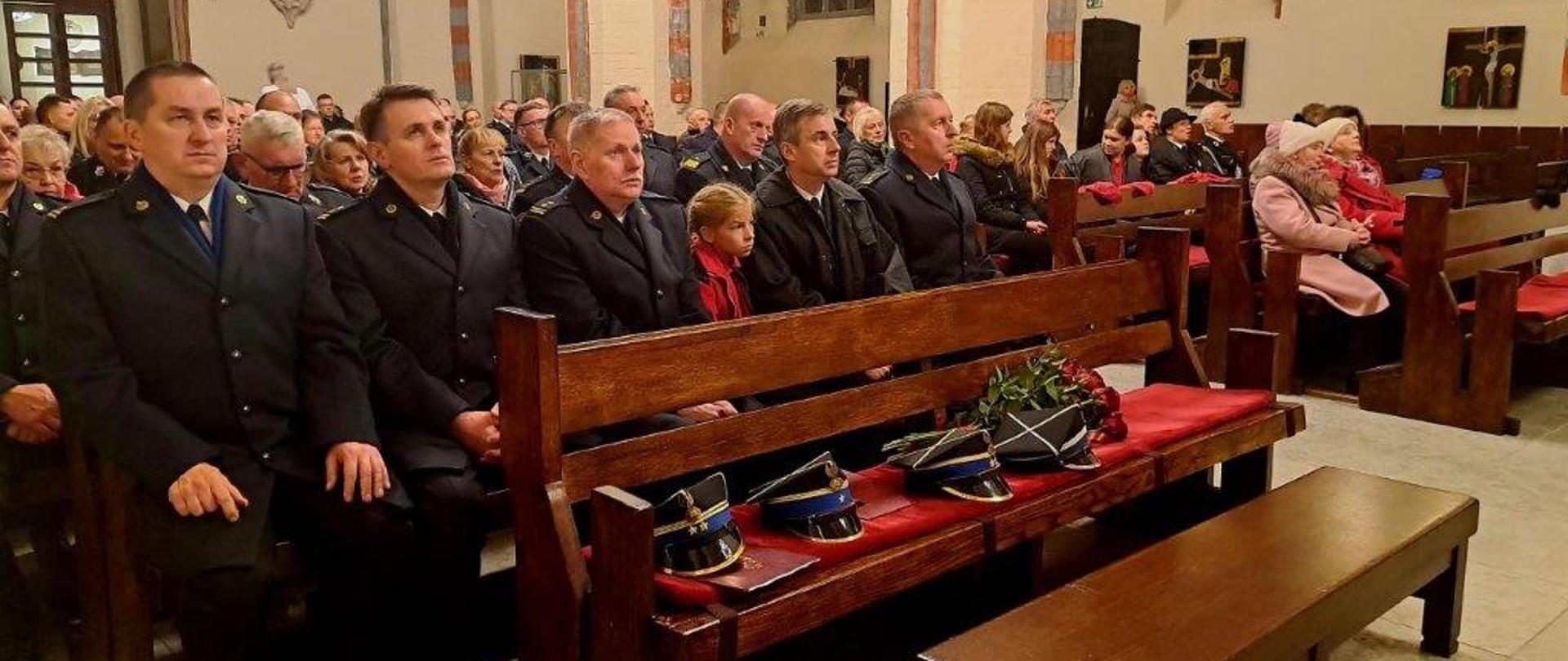 Zastępcy Zachodniopomorskiego Komendanta Wojewódzkiego st. bryg. Krzysztof Makowski, bryg. Marek Michalak , mł. bryg. Andrzej Podolak oraz Komendant Miejski PSP w Koszalinie bryg. Zygmunt Adamczyk podczas mszy św. w Katedrze Koszalińskiej