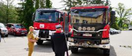 Umundurowany kapelan lubuskich strażaków podczas obrzędu święcenia dwóch nowych samochodów gaśniczych.