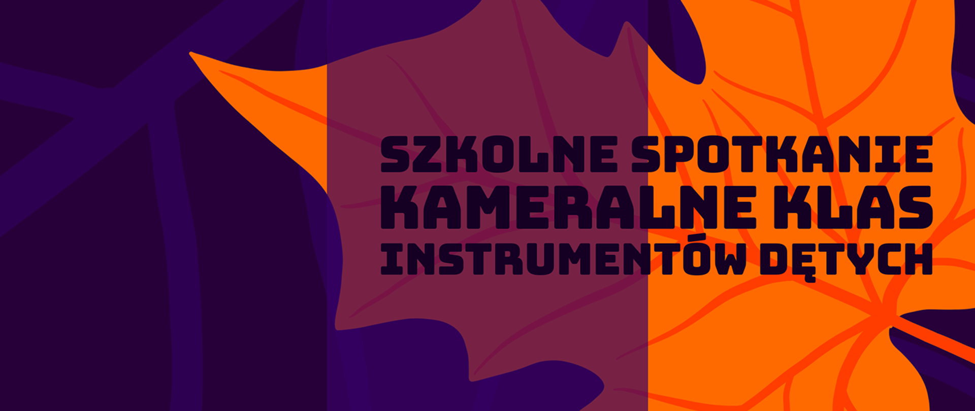 Baner w kolorystyce fioletowo-pomarańczowej z nieregularnymi kształtami przypominającymi liście. Na nim duży czarny napis „Szkolne Spotkanie Kameralne Klas Instrumentów Dętych”. 