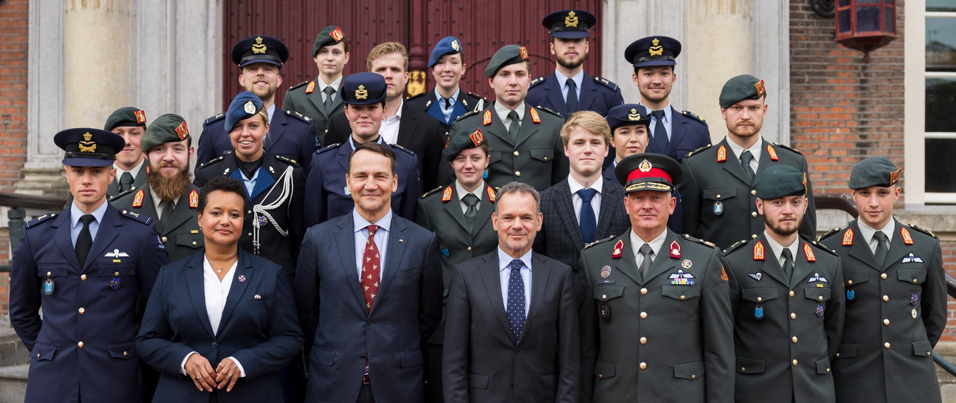 Minister Spraw Zagranicznych RP Radosław Sikorski i Minister Spraw Zagranicznych Królestwa Niderlandów Casparem Veldkamp podczas wizyty w Bredzie