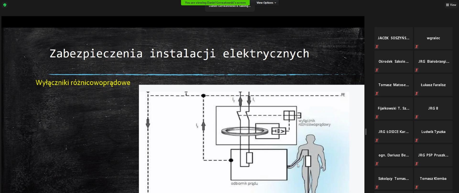 Zdjęcie przedstawia ekran monitora, na którym widać slajd z instalacją elektryczną, rażącą prądem osobę.