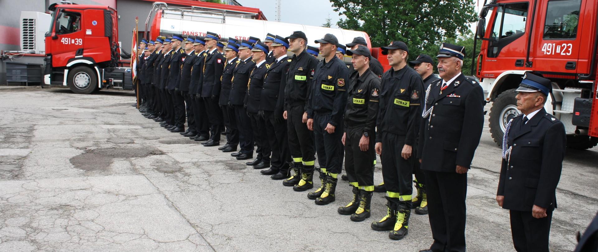 Strażacy w szyku podczas obchodów dnia strażaka