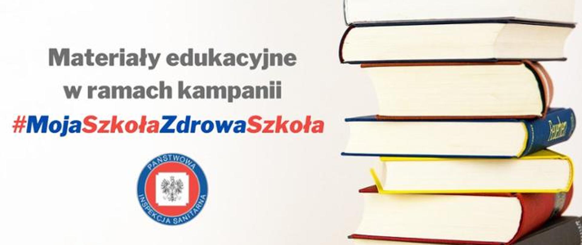 Na grafice znajduje się napis: Materiały edukacyjne w ramach kampanii #MojaSzkołaZdrowaSzkoła. Poniżej widnieje logo Państwowej Inspekcji Sanitarnej. Po prawej stronie napisu oraz logo widoczny jest stos książek.