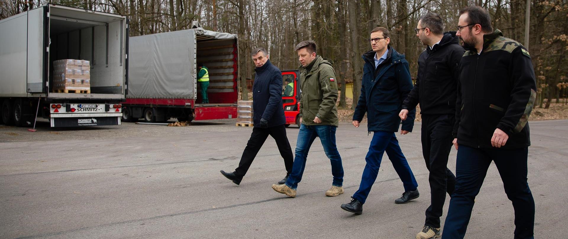 Premier Mateusz Morawiecki, Minister i szef KPRM Michał Dworczyk, podsekretarz stanu w MSZ Paweł Jabłoński i prezes RARS Michał Kuczmierowski podczas wizyty w Rządowej Agencji Rezerw Strategicznych w Gminie Niemce.