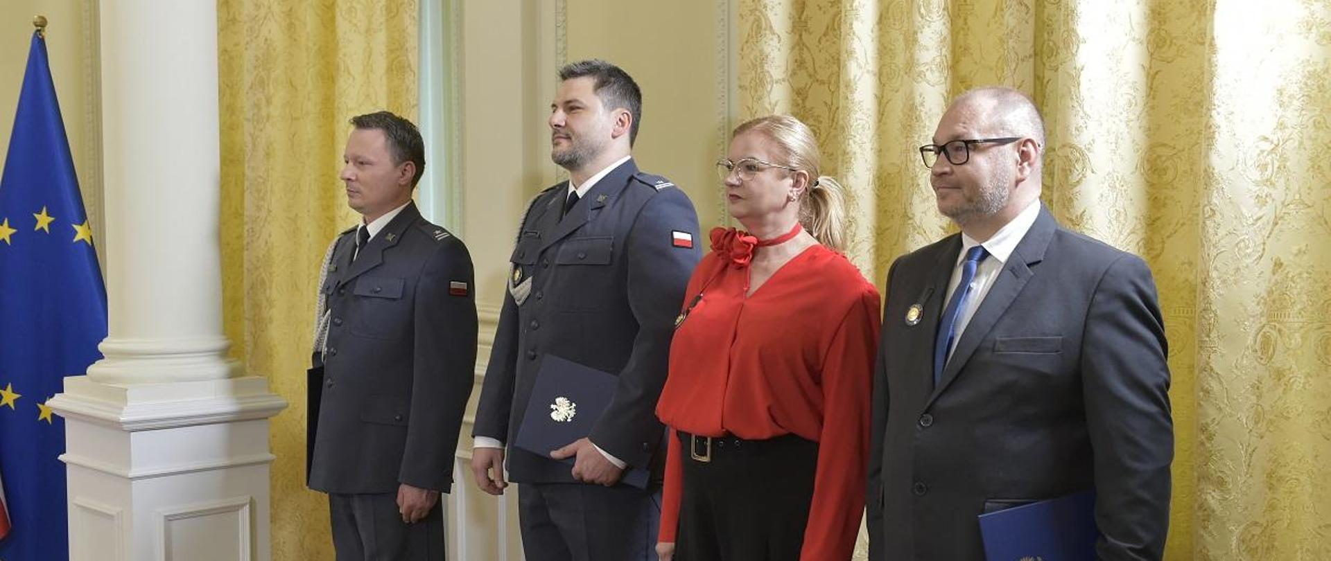 Wiceministra Sprawiedliwości Maria Ejchart i Dyrektor Generalny Służby Więziennej płk Andrzej Pecka wręczyli funkcjonariuszom SW odznaki Semper Paratus