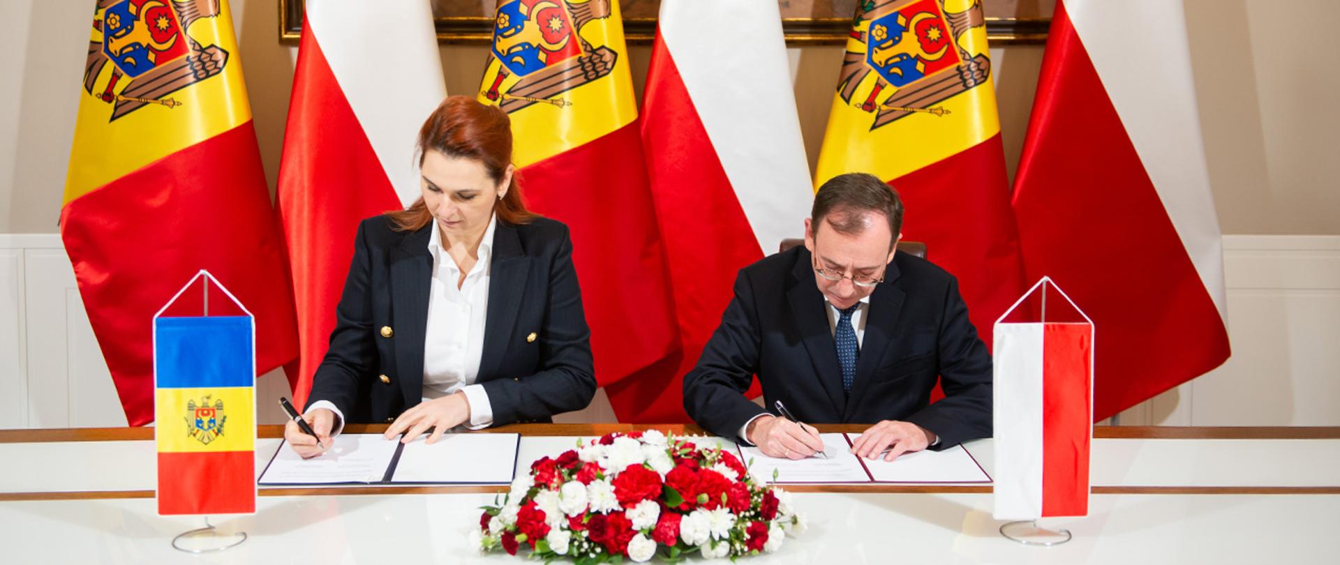 The photo shows the Minister of the Interior and Administration, Mariusz Kamiński, and the Minister of the Interior of Moldova, Ana Revenco, signing the Memorandum.