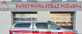 zdjęcie przedstawia samochód rozpoznawczo-ratowniczy Toyota HiLux na tle budynku