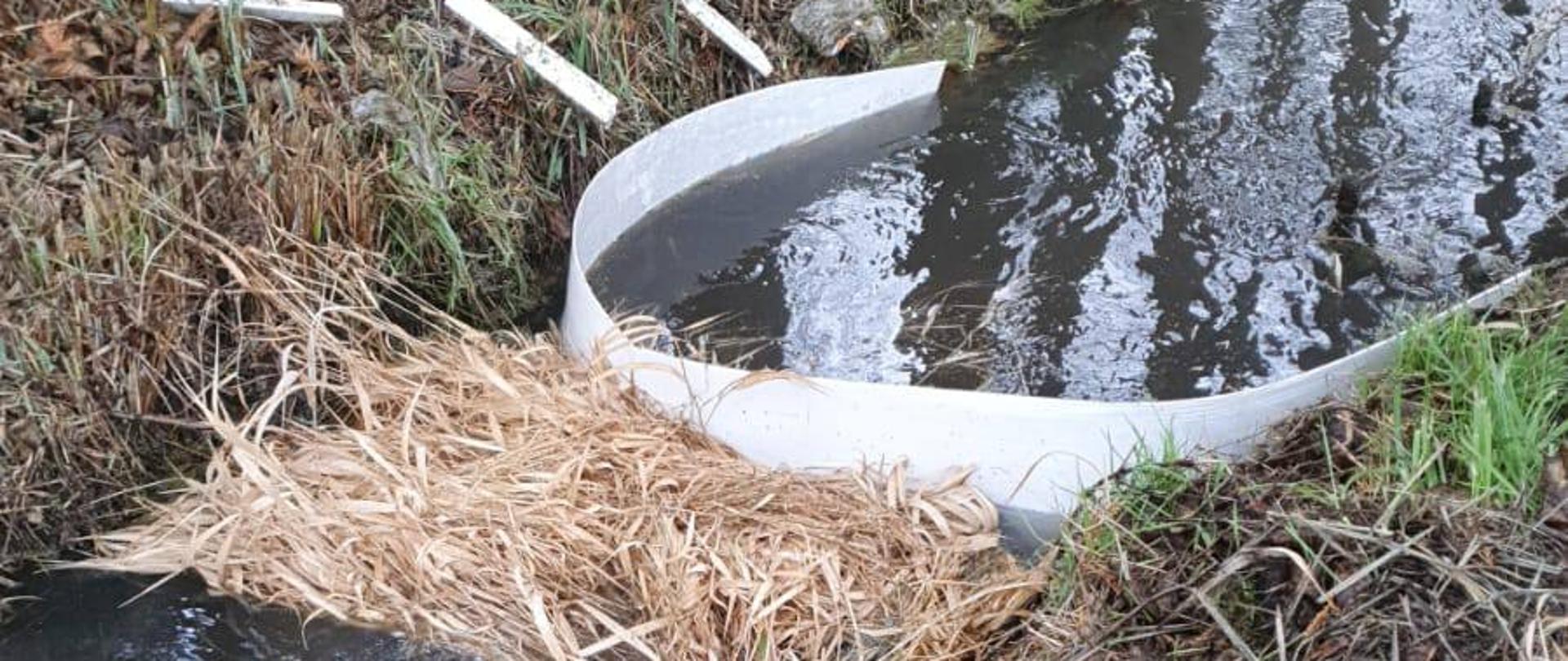 Substancja ropopochodna na rzece Bolemka w Chodzieży