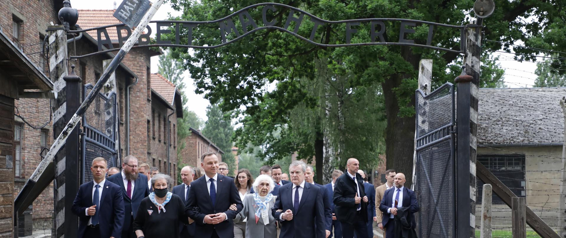Minister kultury uczcił pamięć Ofiar niemieckich nazistowskich obozów koncentracyjnych i obozów zagłady, fot. Danuta Matloch