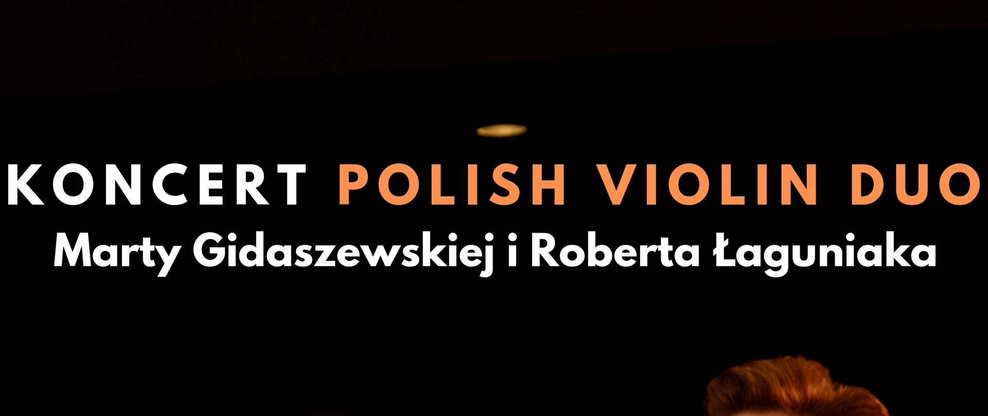 Wśród czerwonych krzeseł stoją kobieta ze skrzypcami ubrana w błyszczącą sukienkę a za nią mężczyzna również ze skrzypcami. Oboje patrzą w dal. Na zdjęciu umieszczona nazwę grających oraz datę i miejsce koncertu.