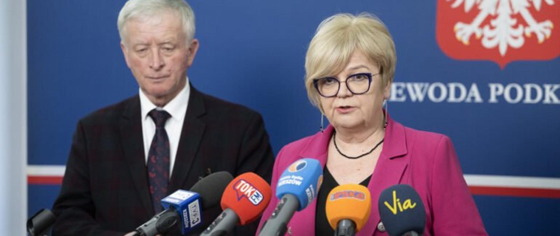 Wojewoda podkarpacki Teresa Kubas-Hul i dyrektor Wydziału Bezpieczeństwa i Zarządzania Kryzysowego Podkarpackiego Urzedu Wojewódzkiego w Rzeszowie 