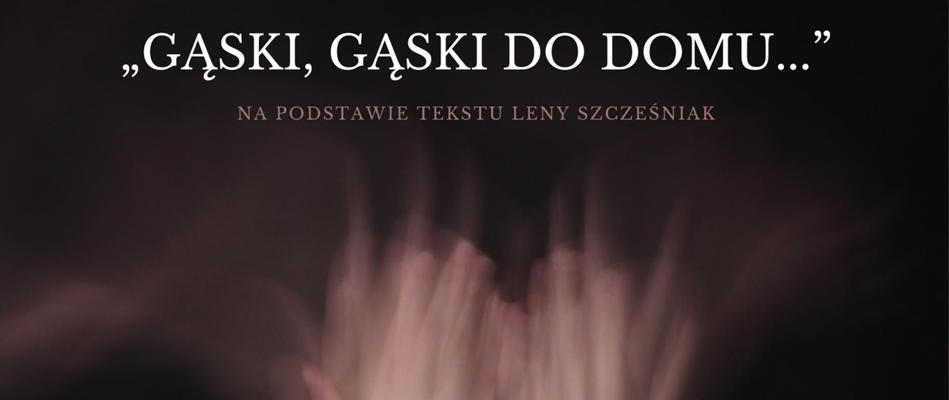 Na przesłanym obrazie znajduje się plakat teatralny przedstawiający wydarzenie pt. „Gąski, gąski do domu…”, zrealizowane na podstawie tekstu Leny Szczęsniak.
Plakat utrzymany jest w minimalistycznym, tajemniczym stylu, z rozmazanym zdjęciem osoby zakrywającej twarz dłońmi w tle, co nadaje całości artystycznego wyrazu.
Informacje na plakacie:
• Data i godzina: 8 stycznia 2025 roku, godzina 13:00.
• Opis: Pokaz zrealizowany w ramach przedmiotu techniki teatralne.
• Opieka artystyczna: Małgorzata Kałędkiewicz.
• Miejsce: Policealne Studium Animatorów Kultury w Kaliszu, ul. Podmiejska 25A.
Całość wskazuje na kameralne wydarzenie o charakterze artystycznym i edukacyjnym.