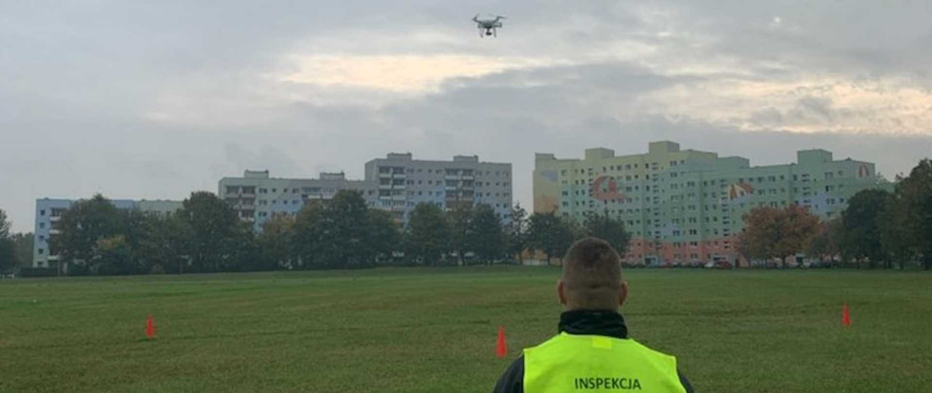 Inspektor w trakcie szkolenia z zakresu pilotażu statku typu "dron".