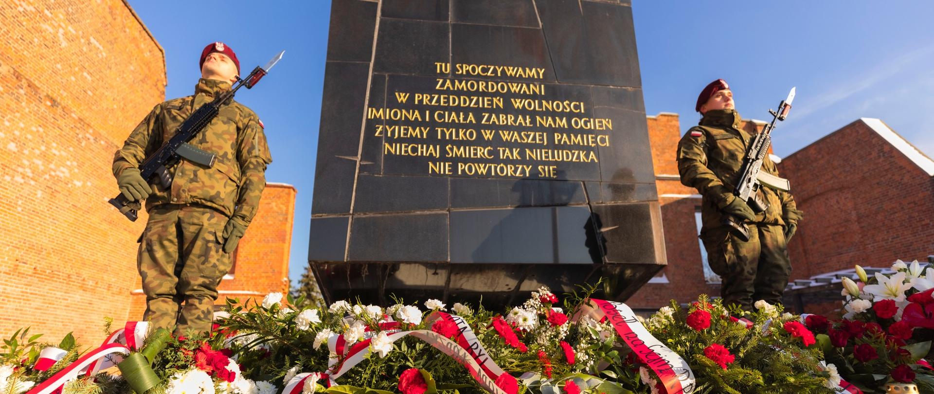 Wojskowa warta honorowa przy pomniku zamordowanych 