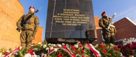 Wojskowa warta honorowa przy pomniku zamordowanych 