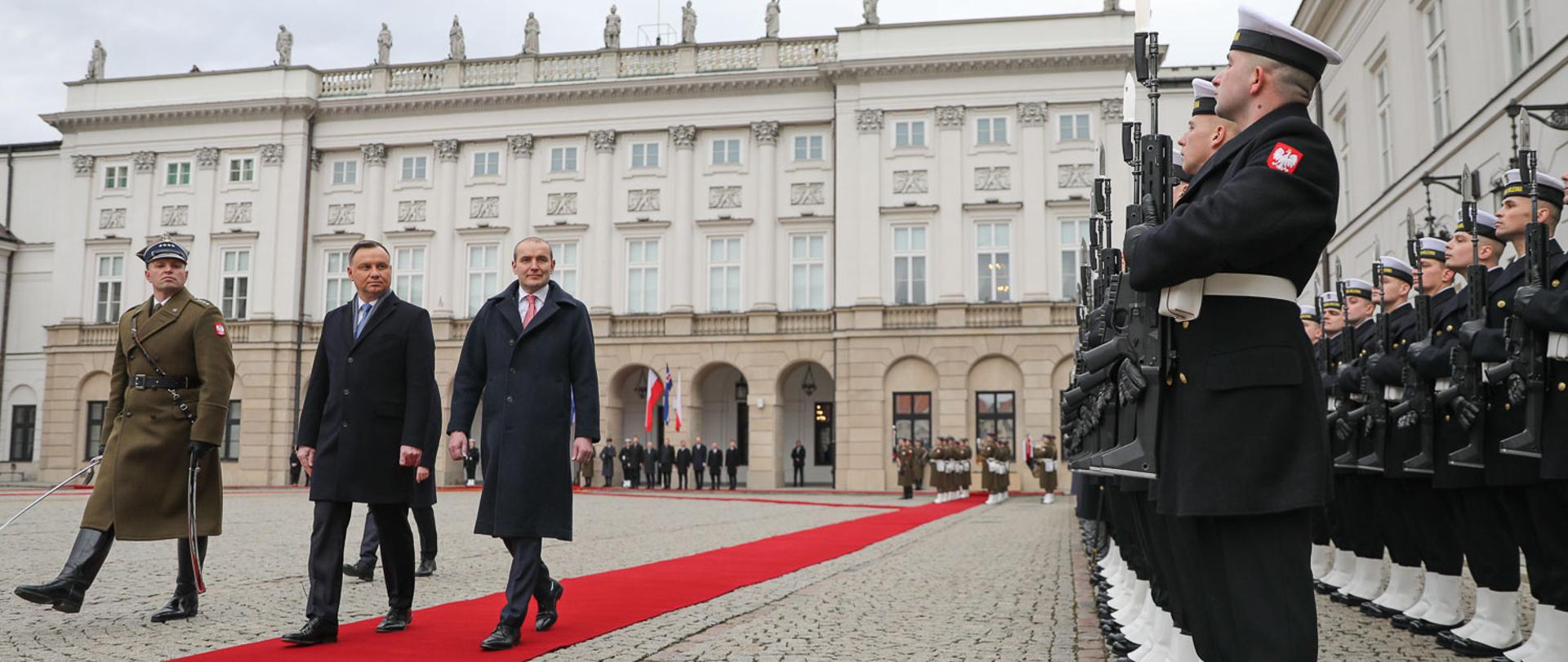 Prezydent Andrzej Duda oraz Prezydent Guðni Th. Jóhannesson podczas ceremonii powitania na dziedzińcu Pałacu Prezydenckiego. Źródło: www.prezydent.pl