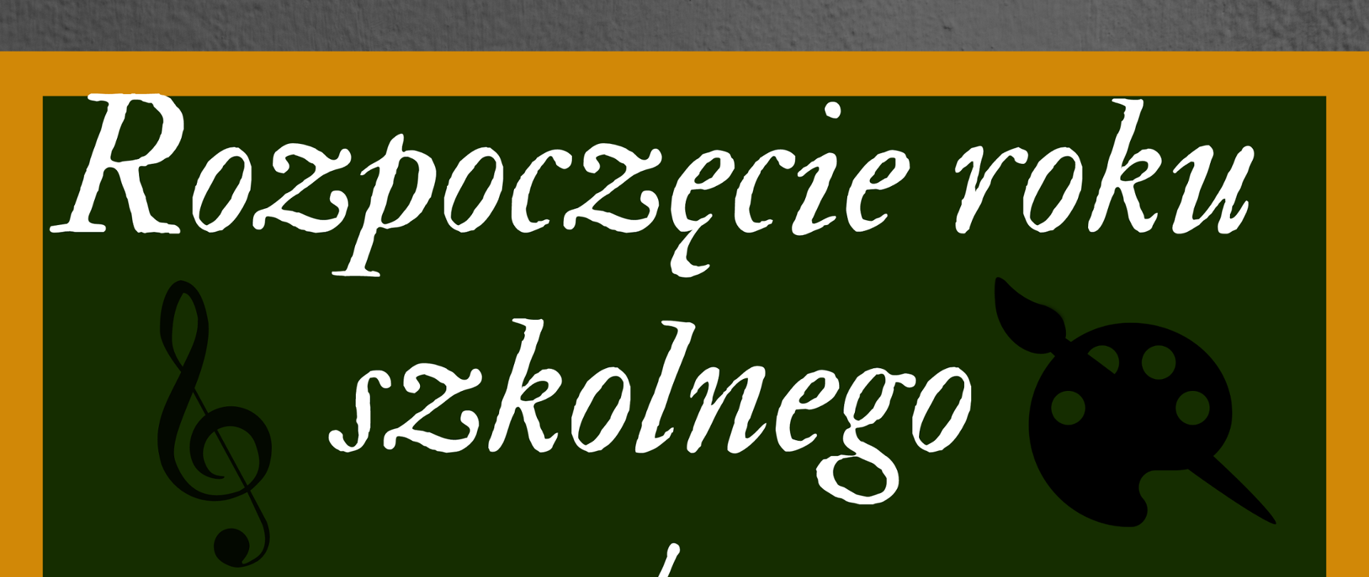 Na szarym tle zielona tablica szkolna, na niej informacja tekstowa w kolorze białym i ikonka klucza wiolinowego oraz palety malarskiej z pędzlem w kolorze czarnym. Poniżej grafika przedstawiającą dziewczynkę siedzącą na stosie książek, trzymającą w rękach otwartą książkę. Obok czerwony budzik, różowy plecak z kolorowymi przyborami szkolnymi oraz dwie książki - na nich niebieski biret i czerwone jabłko.