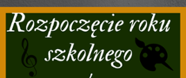 Na szarym tle zielona tablica szkolna, na niej informacja tekstowa w kolorze białym i ikonka klucza wiolinowego oraz palety malarskiej z pędzlem w kolorze czarnym. 