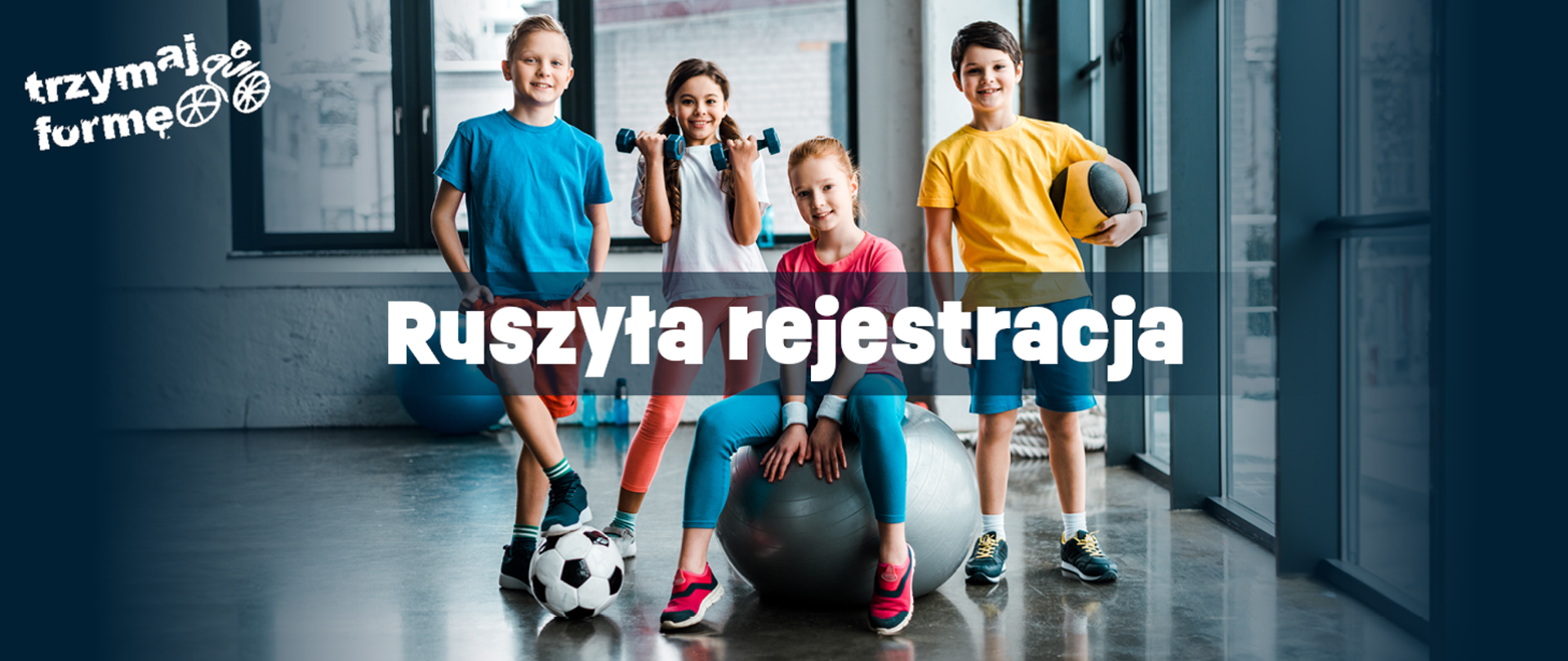 Grupka dzieci z akcesoriami sportowymi, przed nimi napis: Ruszyła rejestracja. Z boku logo programu Trzymaj Formę!