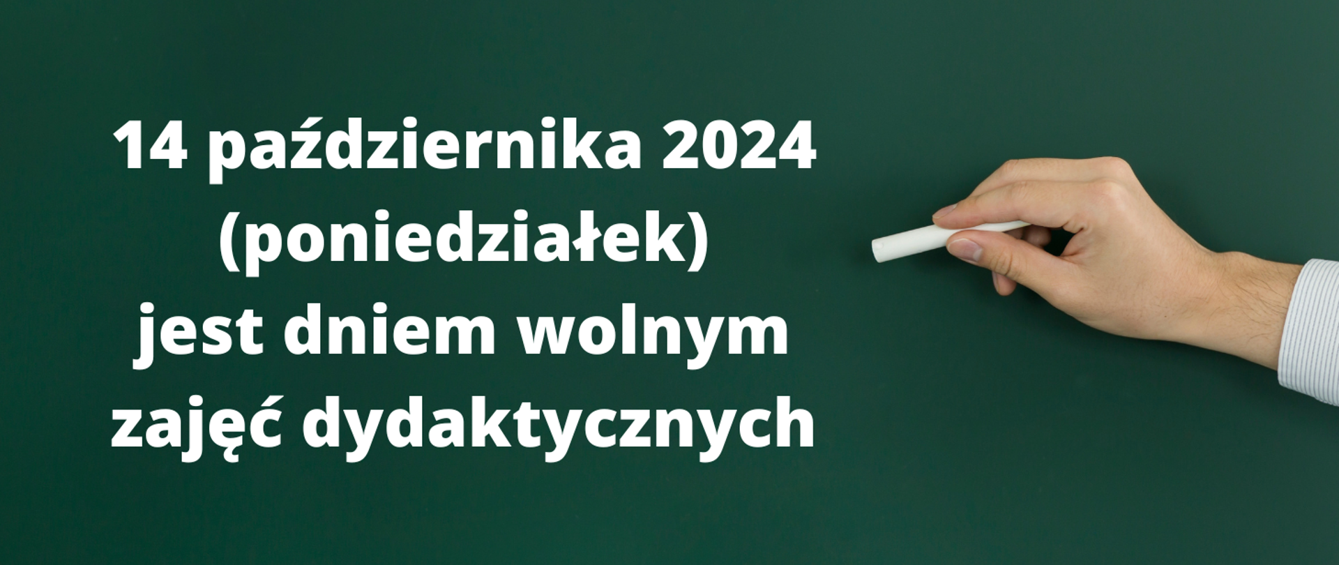 Grafika przedstawiająca zieloną planszę. Z prawej strony męską dłoń trzymająca kredę. Z lewej strony biały tekst "14 października 2024 (poniedziałek) jest dniem wolnym od zajęć dydaktycznych" 