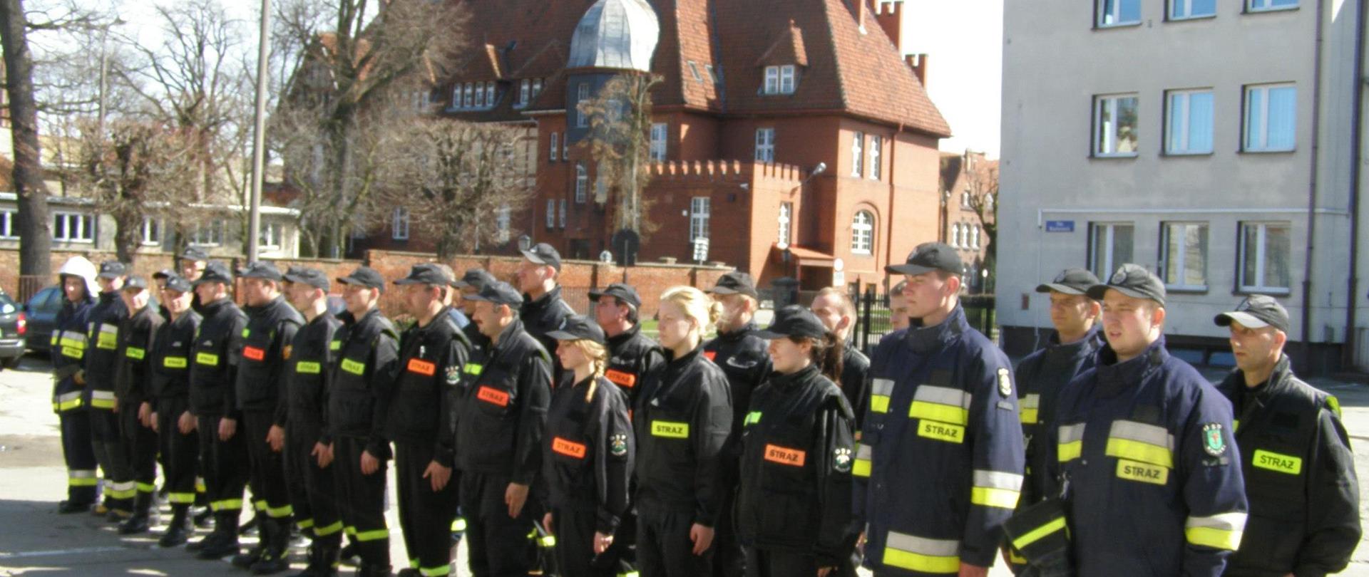 Zbiórka uczestników szkolenia OSP na placu KP PSP Tczew w mundurach koszarowych.